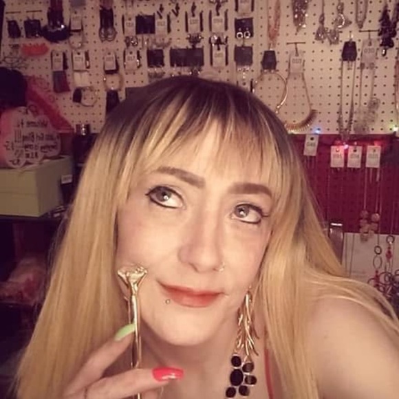 Meet your Posher, Jennifer - Picture 3 of 4